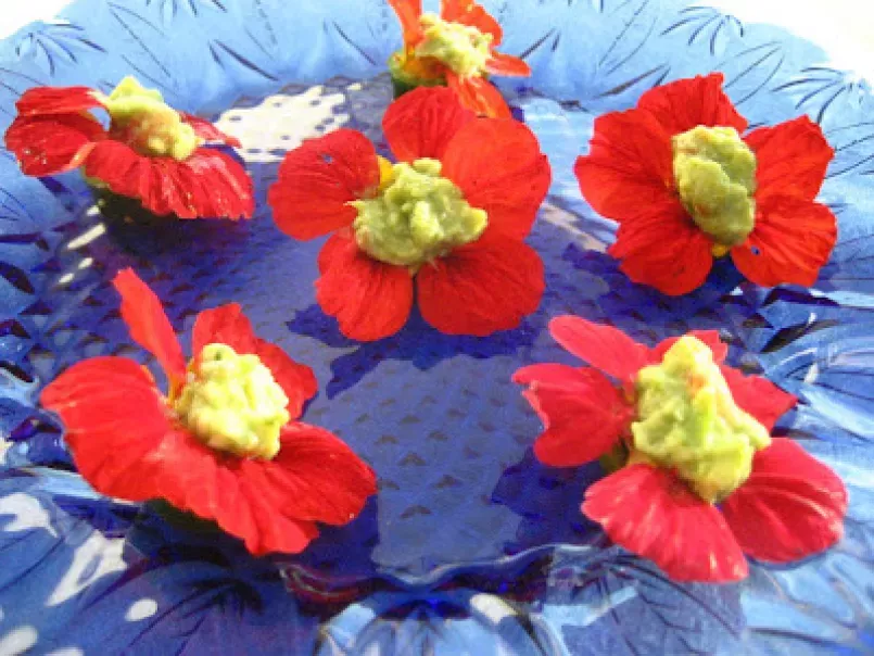 Fleurs de capucine garnies de guacamole - photo 2