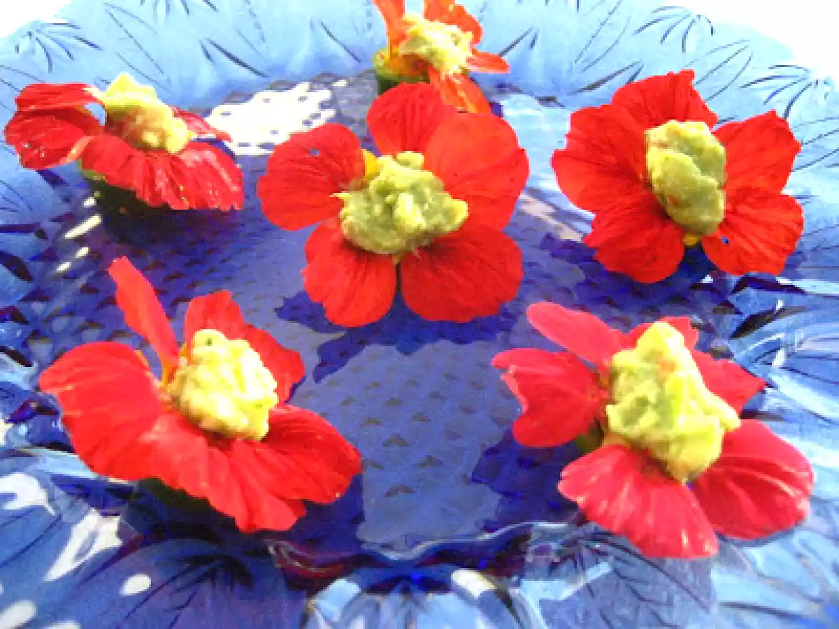 Fleurs de capucine garnies de guacamole - photo 2