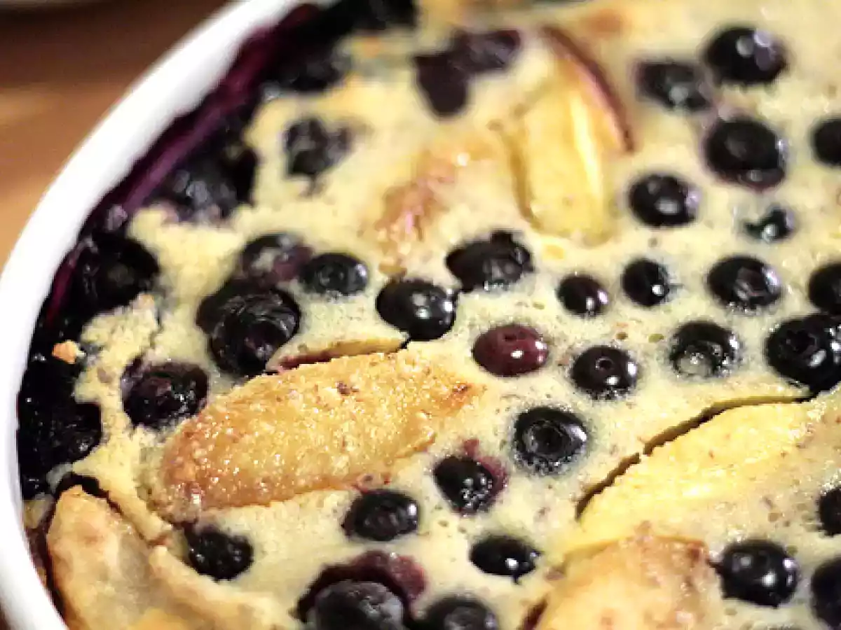 Flognarde amandine aux pommes & aux myrtilles