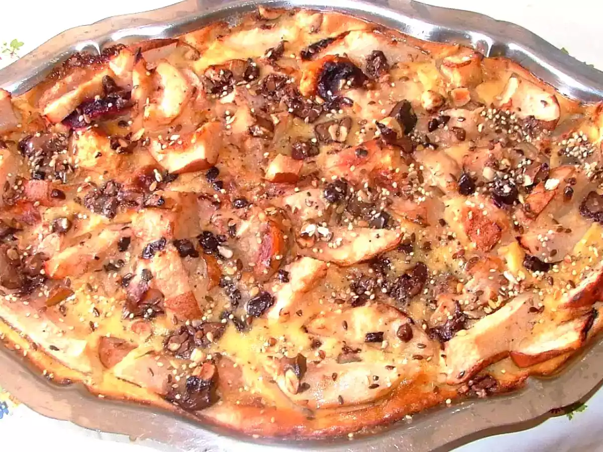 Flognarde aux fruits du verger, poires et pêches jaunes et rouges