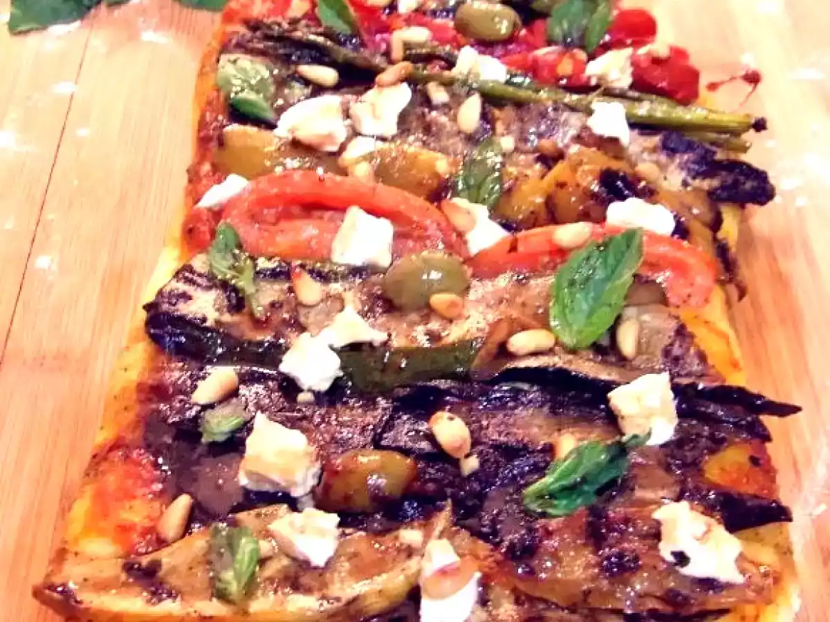 Focaccia aux Legumes grillés, Chèvre frais, Pignons, Sirop vinaigre Balsamique