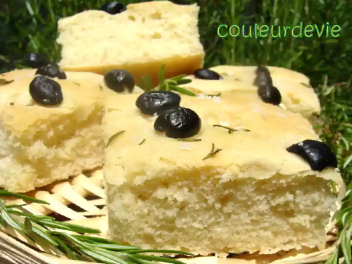 Focaccia aux olives noires et romarin