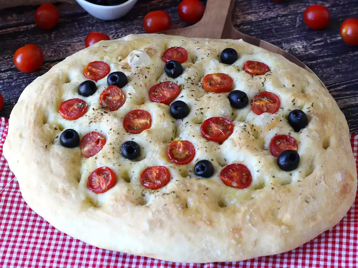 Focaccia moelleuse aux tomates cerises, aux olives et à l'origan