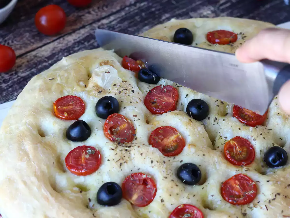 Focaccia moelleuse aux tomates cerises, aux olives et à l'origan - photo 2