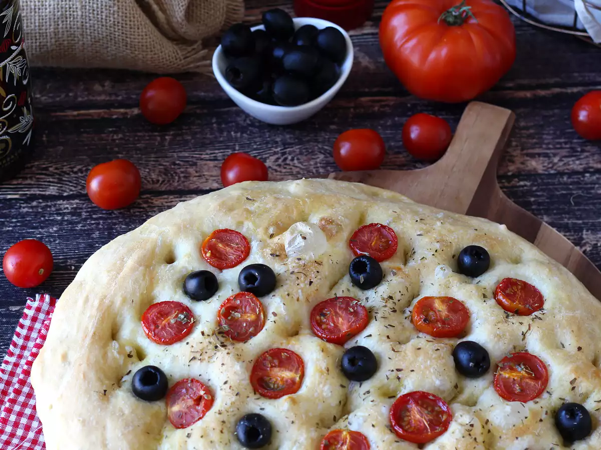 Focaccia moelleuse aux tomates cerises, aux olives et à l'origan - photo 3