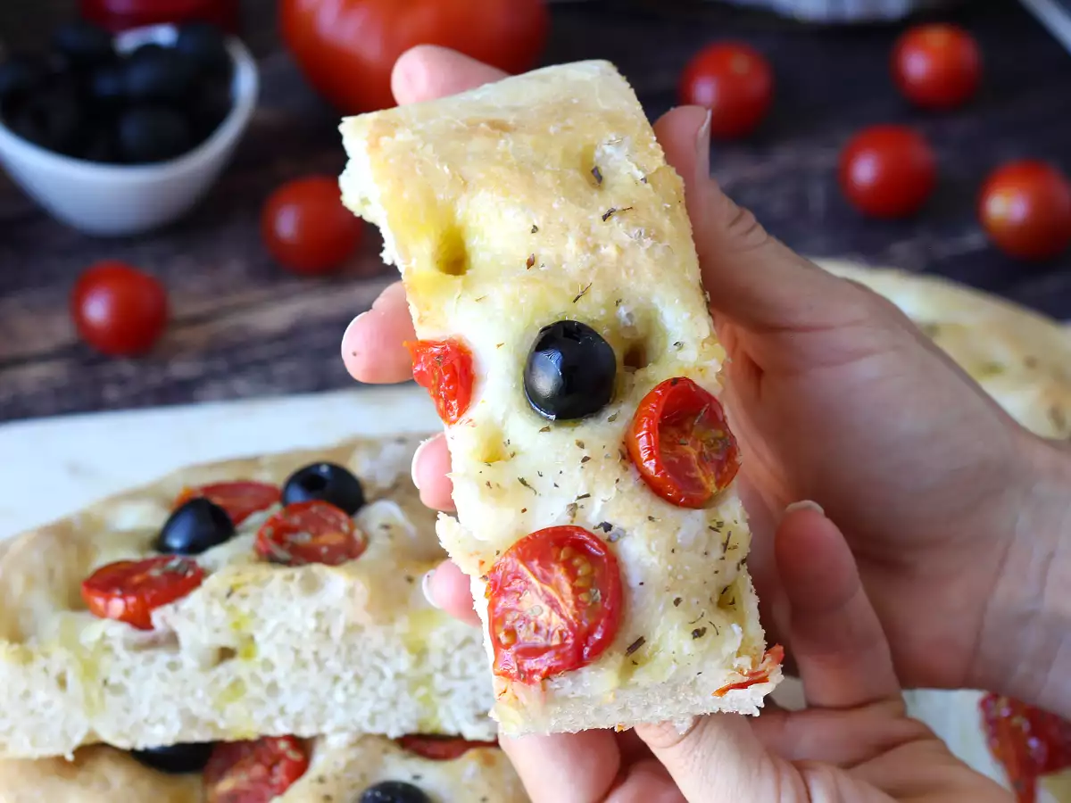 Focaccia moelleuse aux tomates cerises, aux olives et à l'origan - photo 4