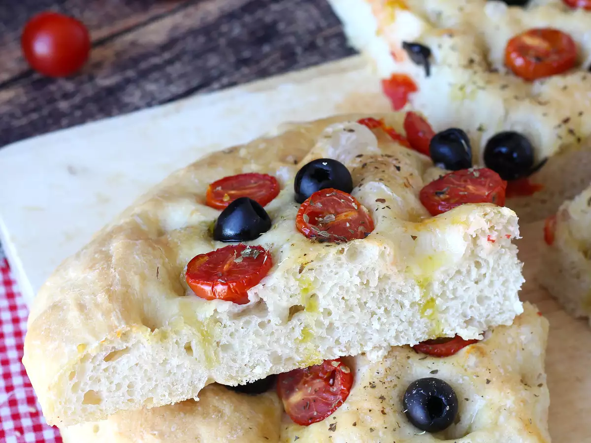 Focaccia moelleuse aux tomates cerises, aux olives et à l'origan - photo 5