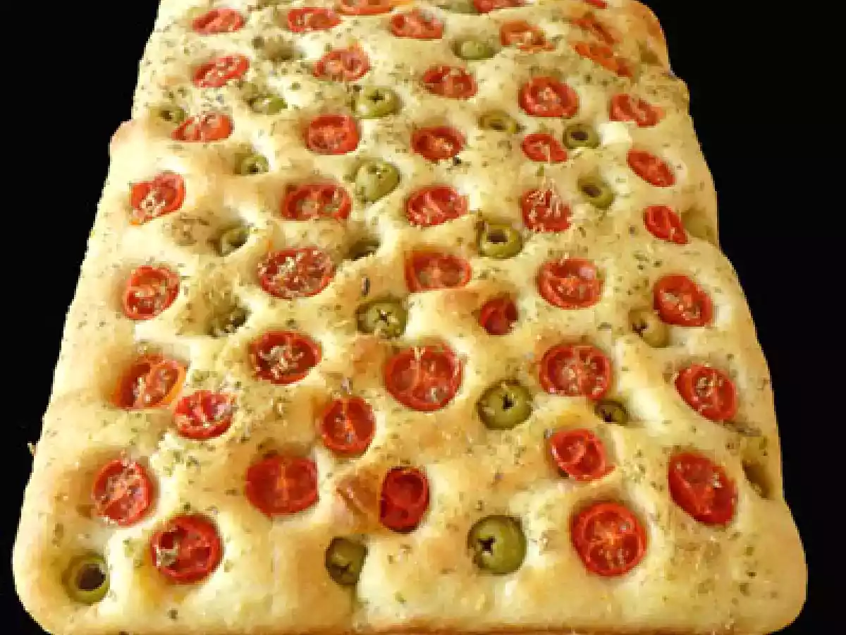 Focaccia pugliese aux olives et tomates