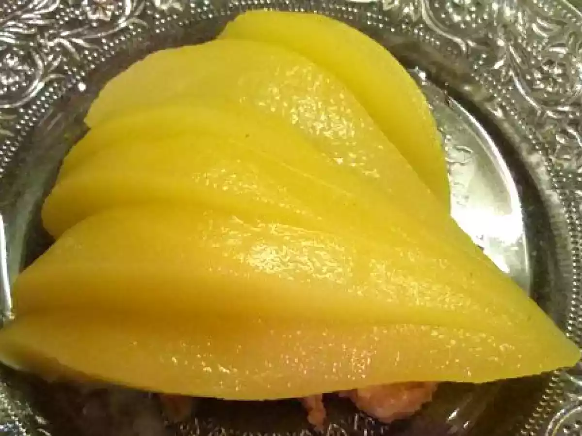 Foie gras mi cuit et sa poire pochée au moelleux, vanille et romarin