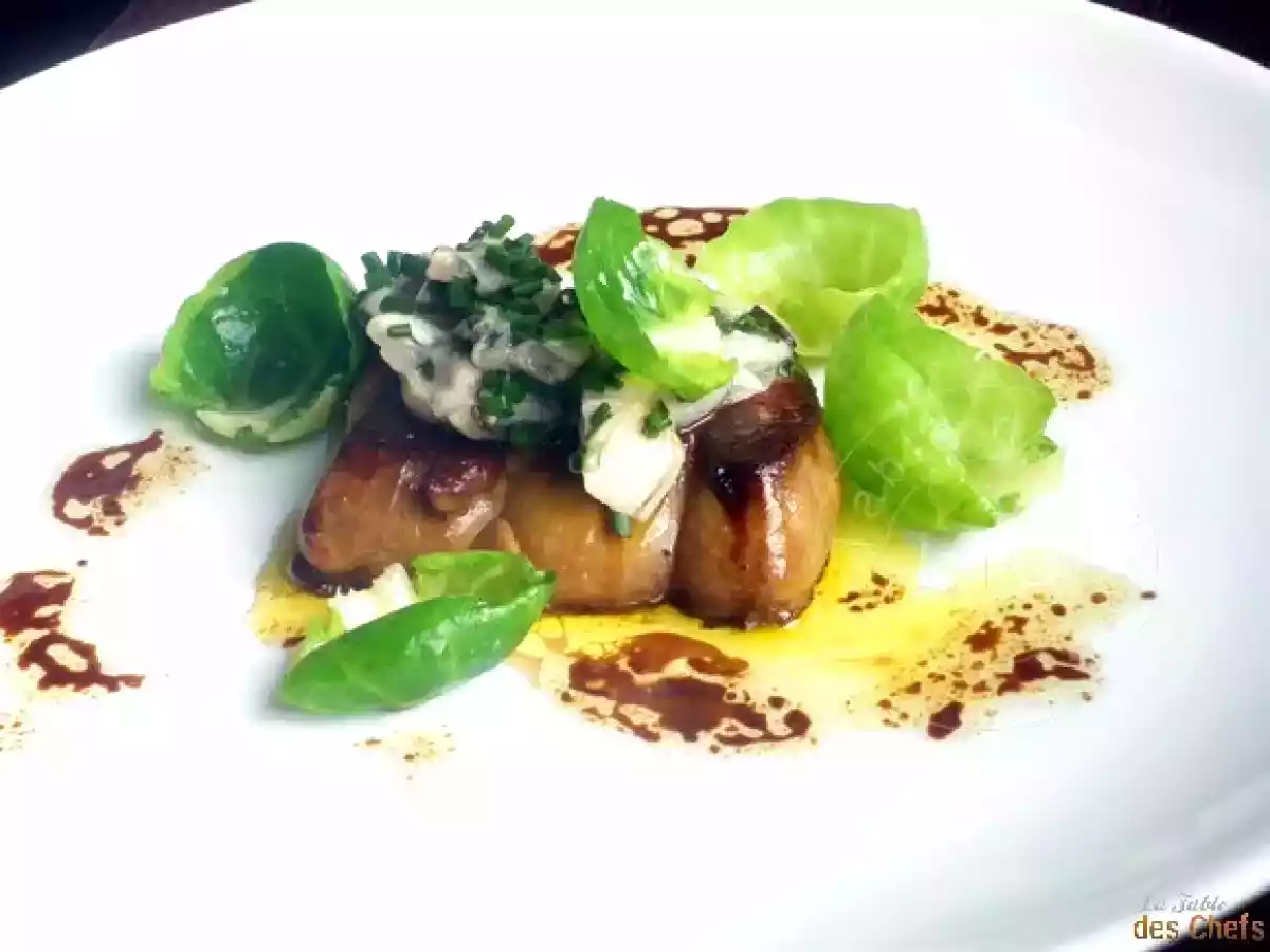 Foie gras poêlé et laqué, avec un tartare d'huître et choux de Bruxelles
