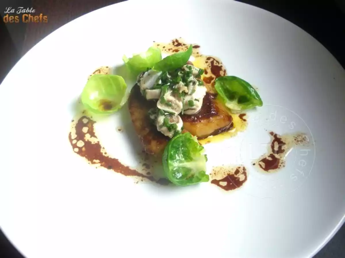 Foie gras poêlé et laqué, avec un tartare d'huître et choux de Bruxelles - photo 2