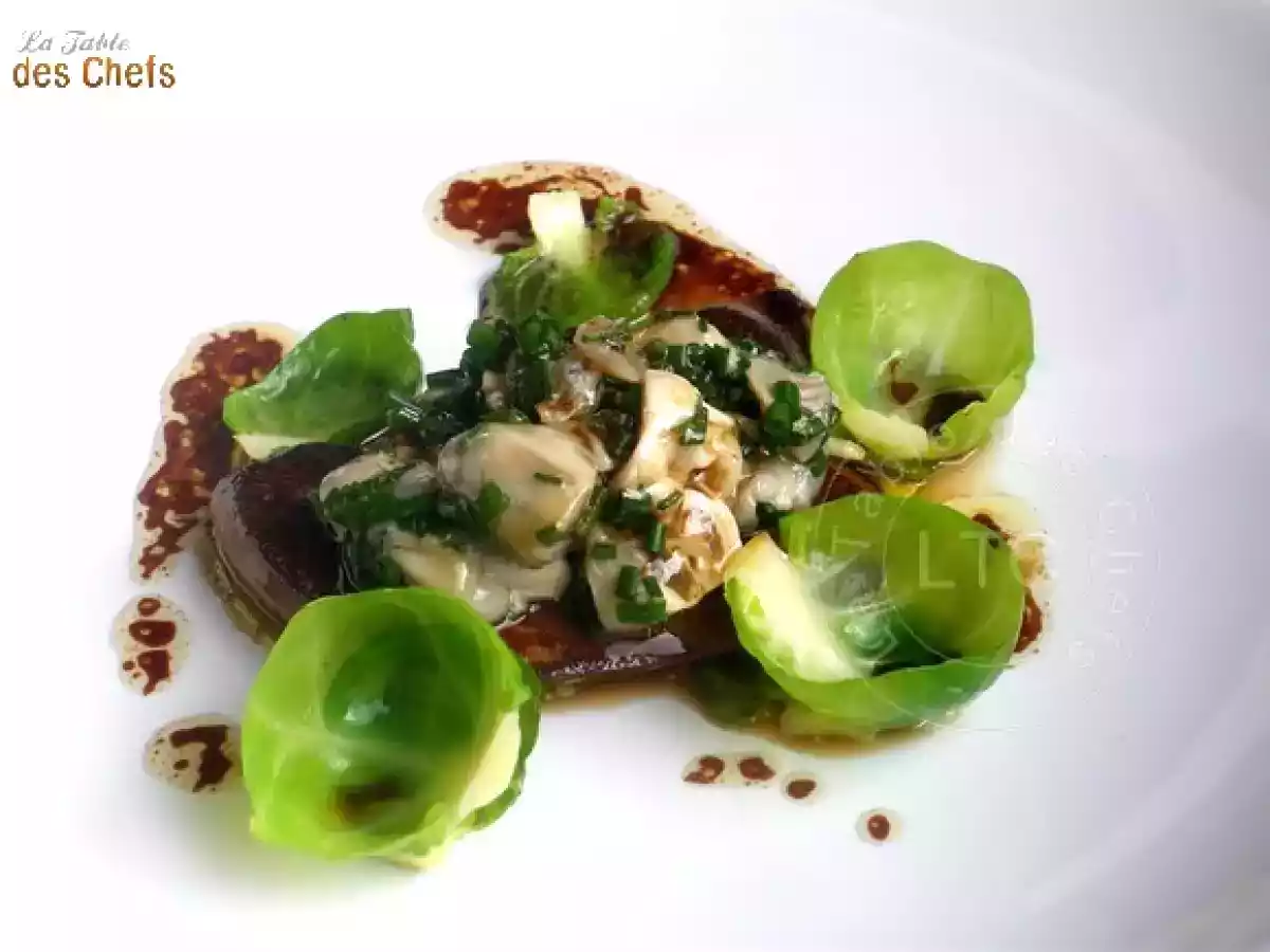 Foie gras poêlé et laqué, avec un tartare d'huître et choux de Bruxelles - photo 3