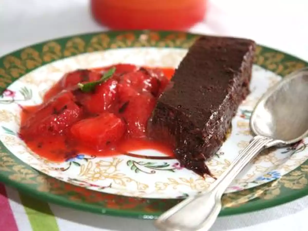 Fondant au chocolat de Nathalie et sa poêlée de fraises à la menthe et au miel