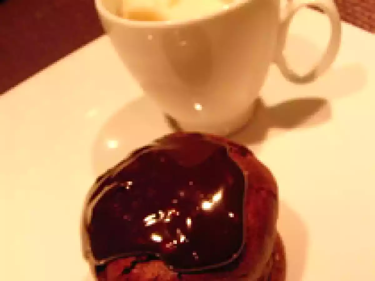 Fondant au chocolat, sa glace banane et coulis de chocolat