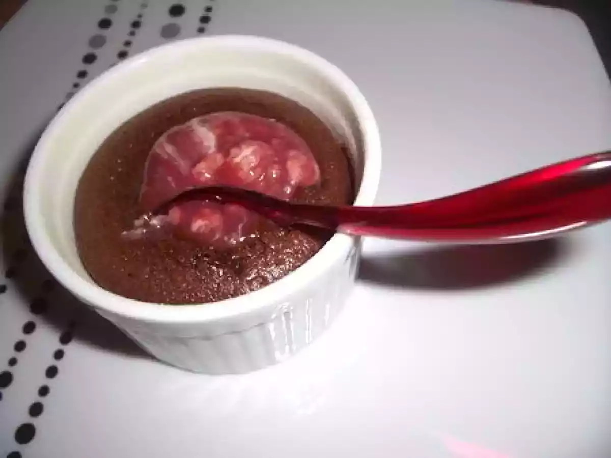 Fondant au coeur de chocolat blanc avec son coulis de framboise - photo 3