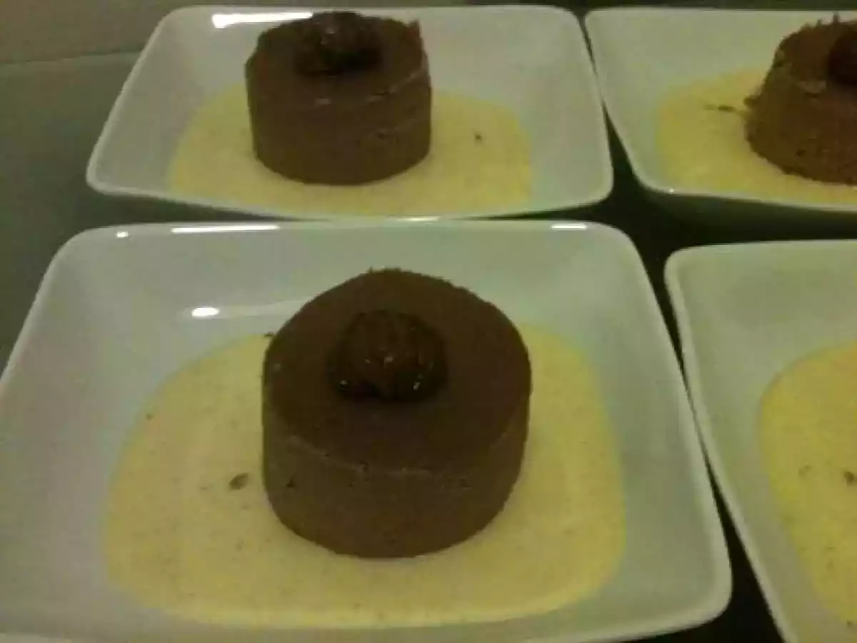 Fondant aux châtaignes et au chocolat, crème anglaise à la vanille