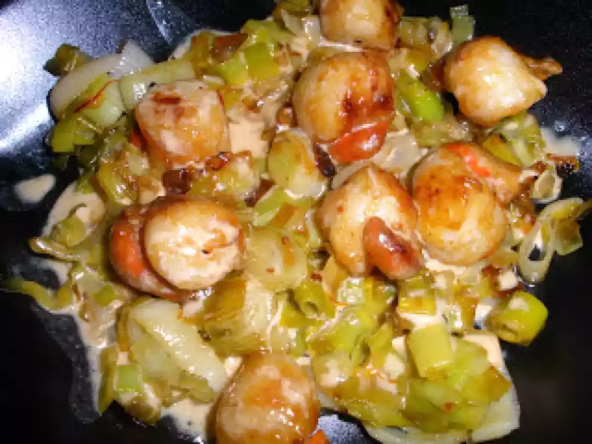 Fondue de poireaux croustillants et noix de saint-jacques safranées à la crème