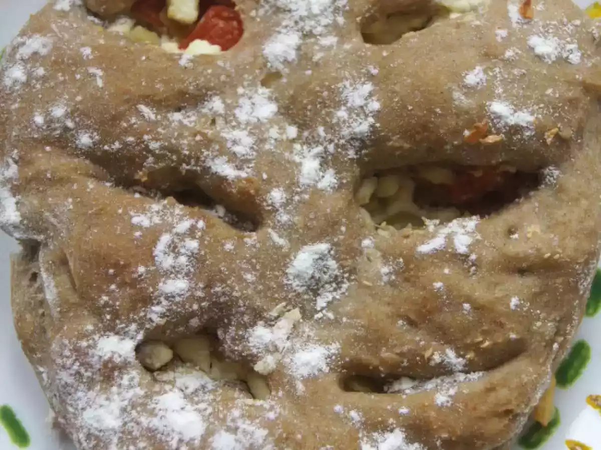 Fougasse à la farine de seigle et flocons de pommes de terre, féta, fèves et tomates
