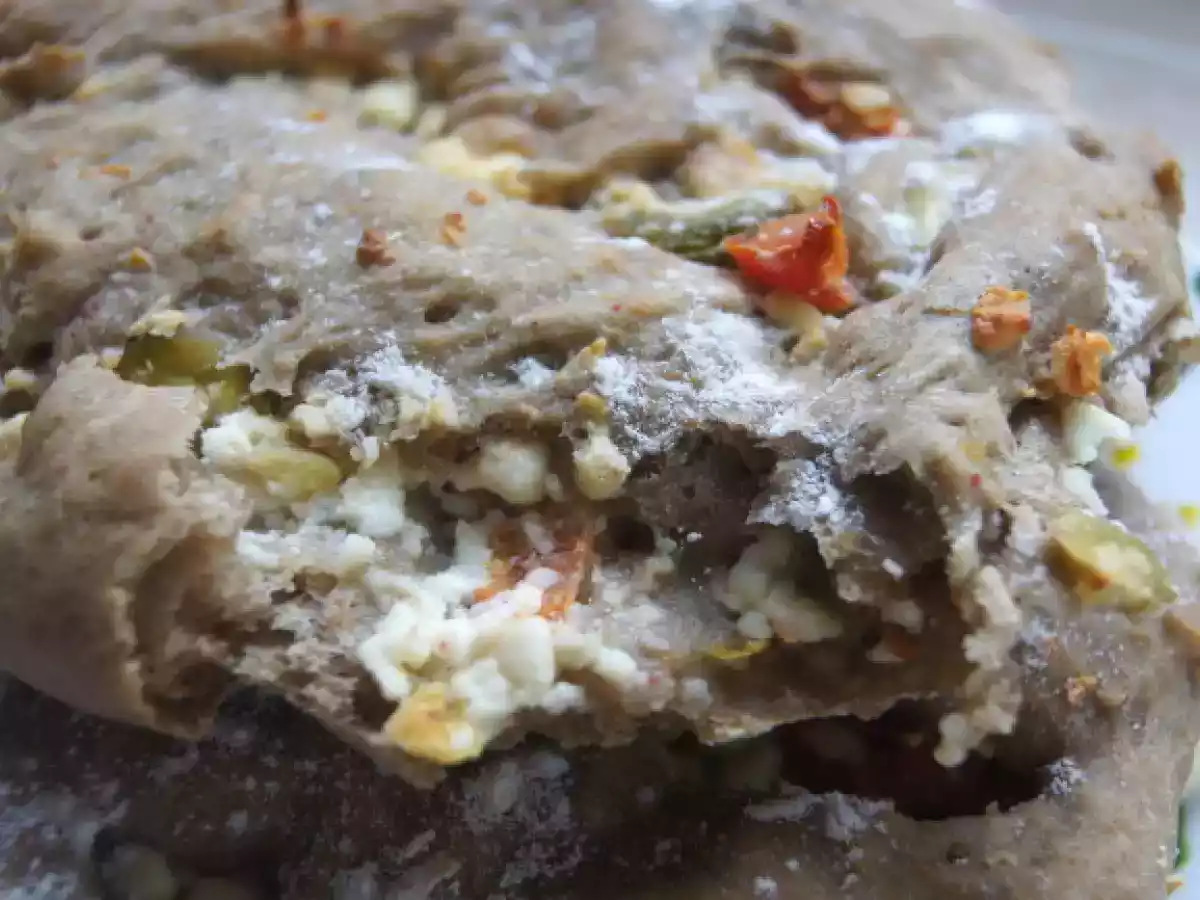 Fougasse à la farine de seigle et flocons de pommes de terre, féta, fèves et tomates - photo 2