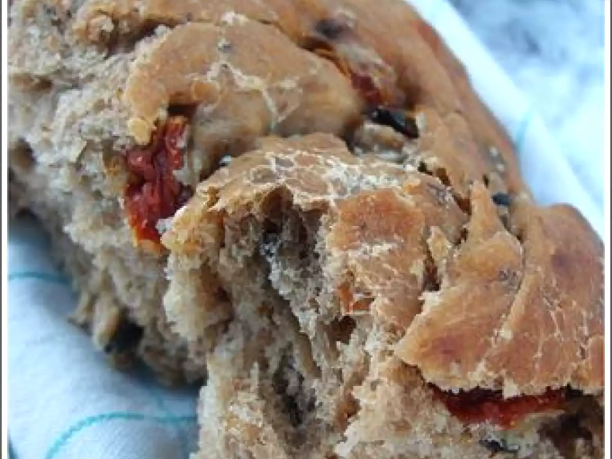 Fougasse au levain, tomates séchées et olives noires