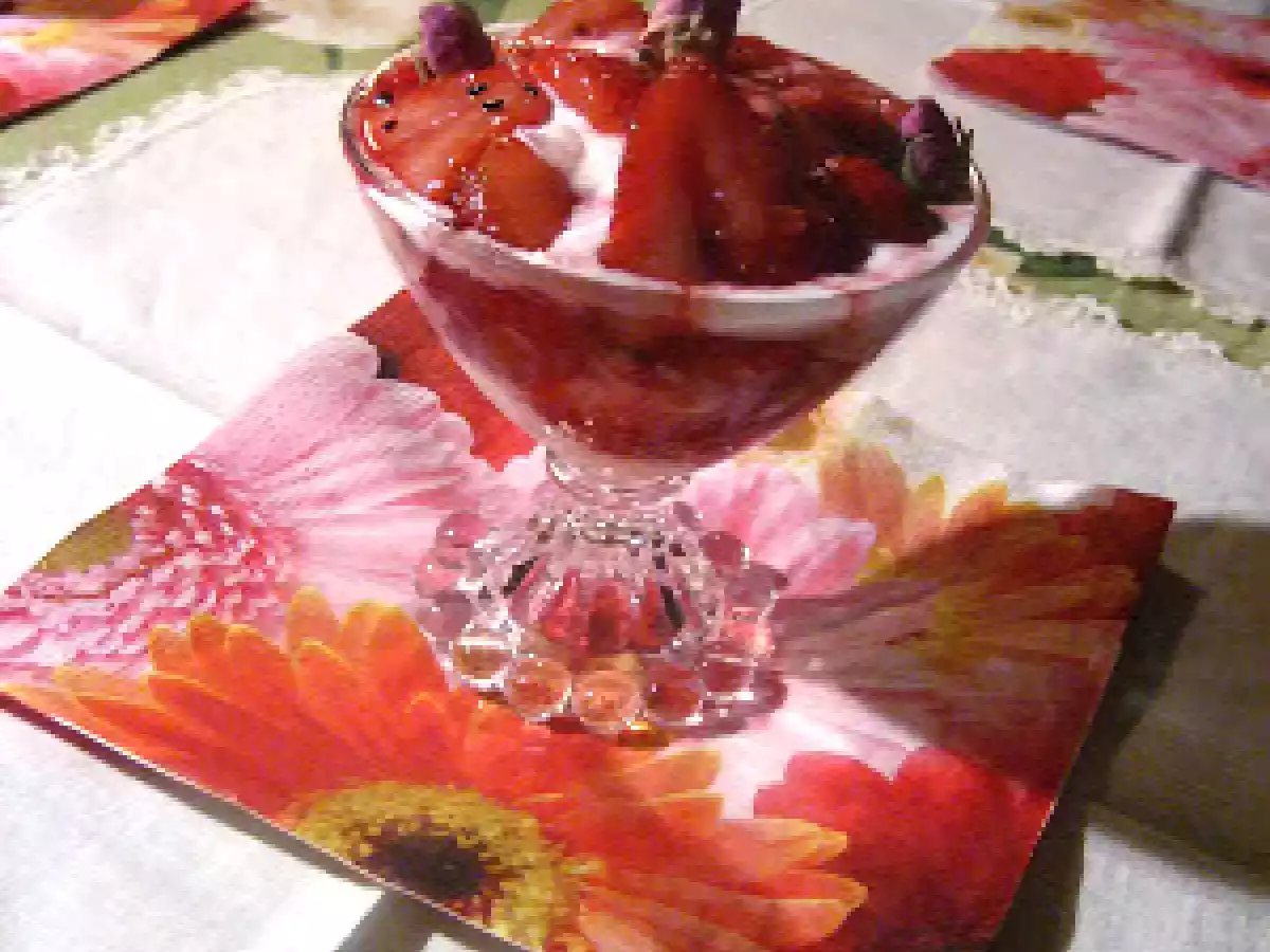 FRAISES À LA ROSE, SIROP DE MÉLILOT ET BAIES POIVRÉES DE TASMANIE