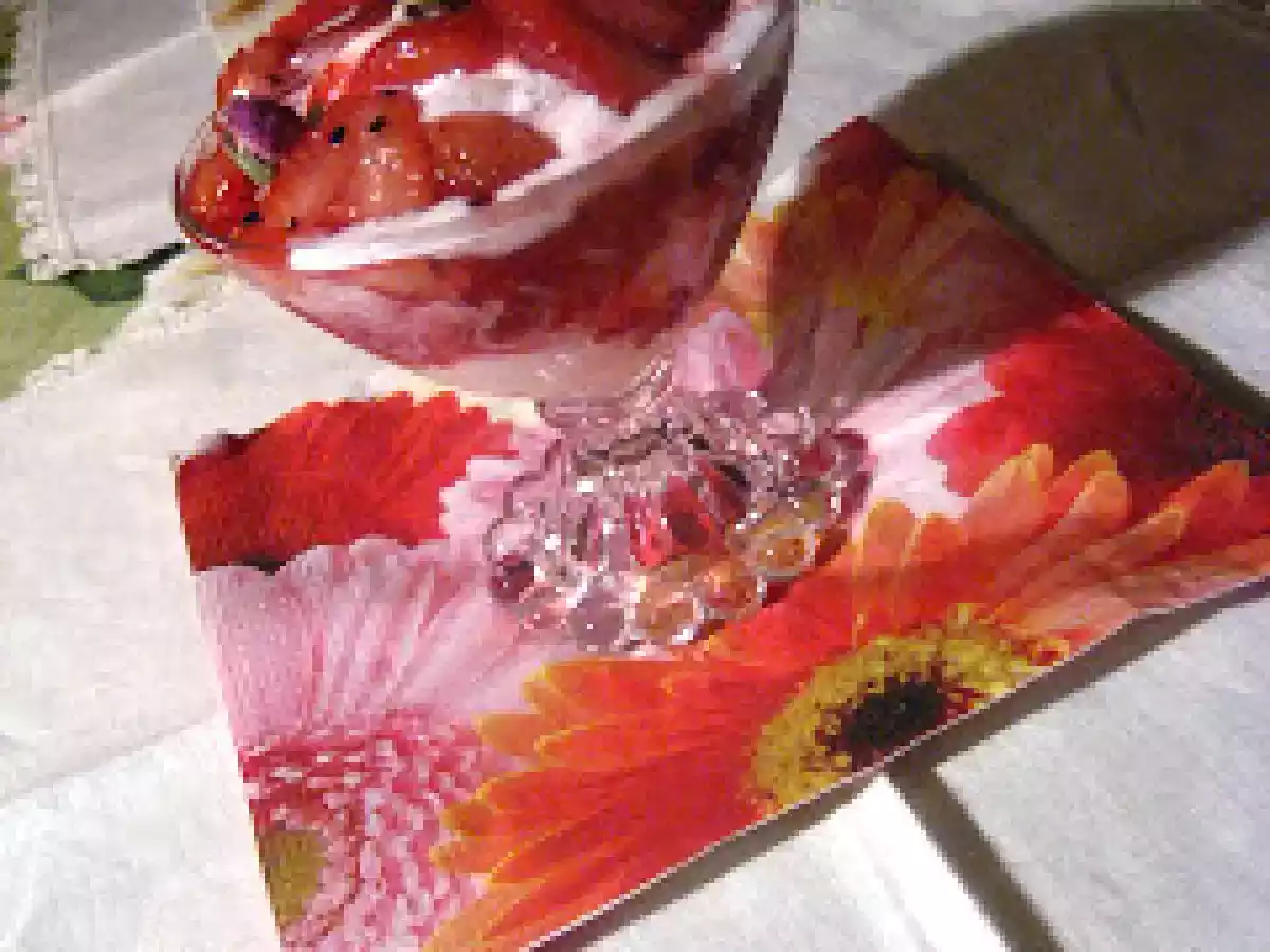 FRAISES À LA ROSE, SIROP DE MÉLILOT ET BAIES POIVRÉES DE TASMANIE - photo 2