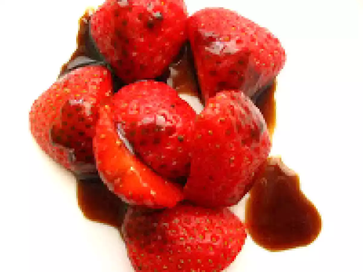 Fraises au caramel de vinaigre balsamique et poivre