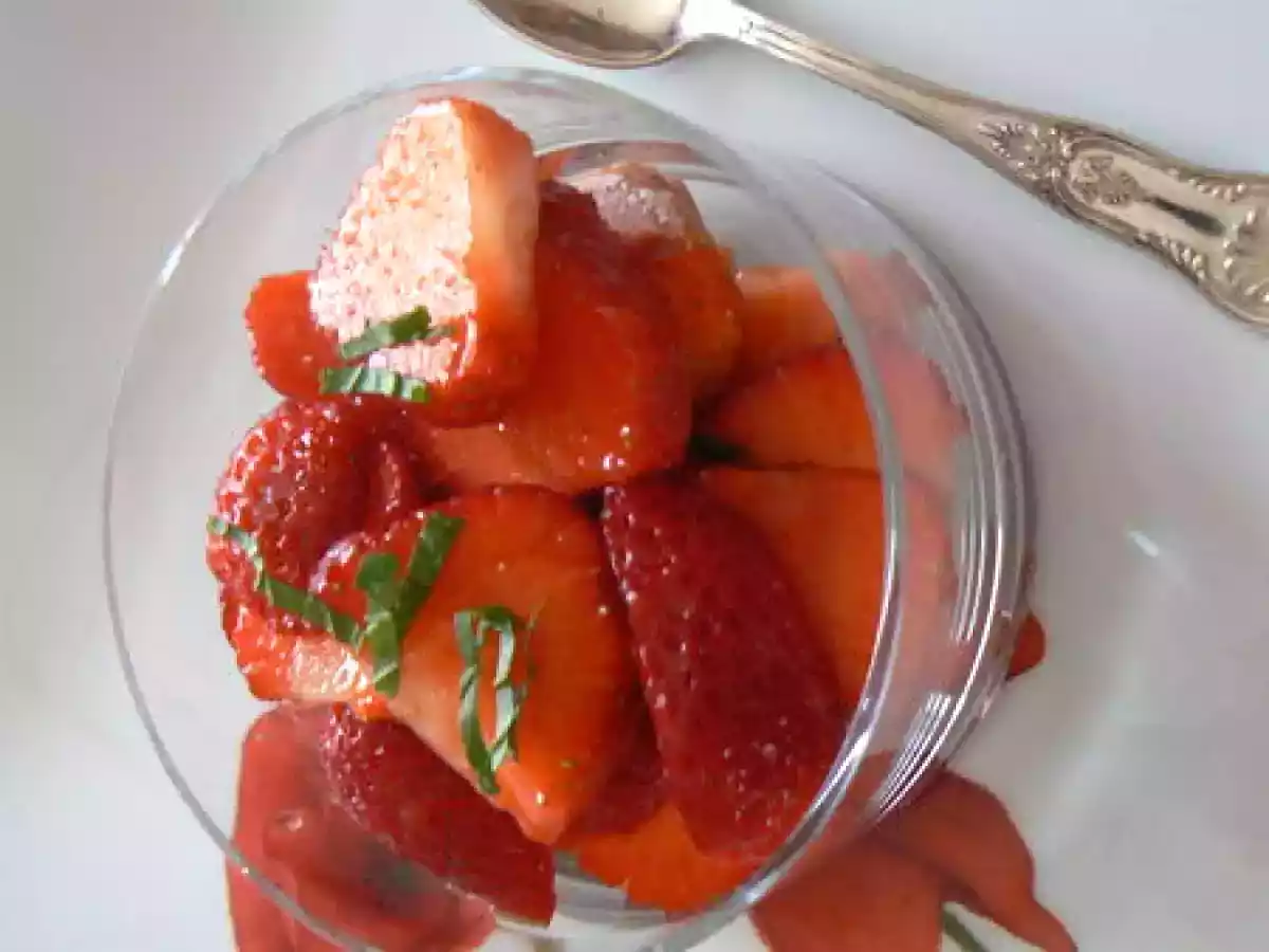 Fraises au poivre long, chantilly à l'eau de Fleur d'oranger