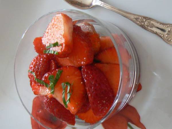 Fraises au poivre long, chantilly à l'eau de Fleur d'oranger