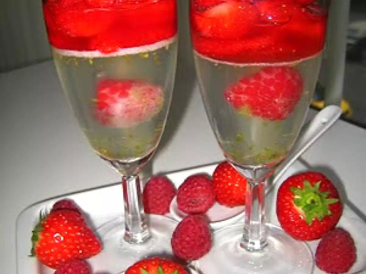 Fraises en salade, citron vert, framboise dans une gelée de Schweppes!!