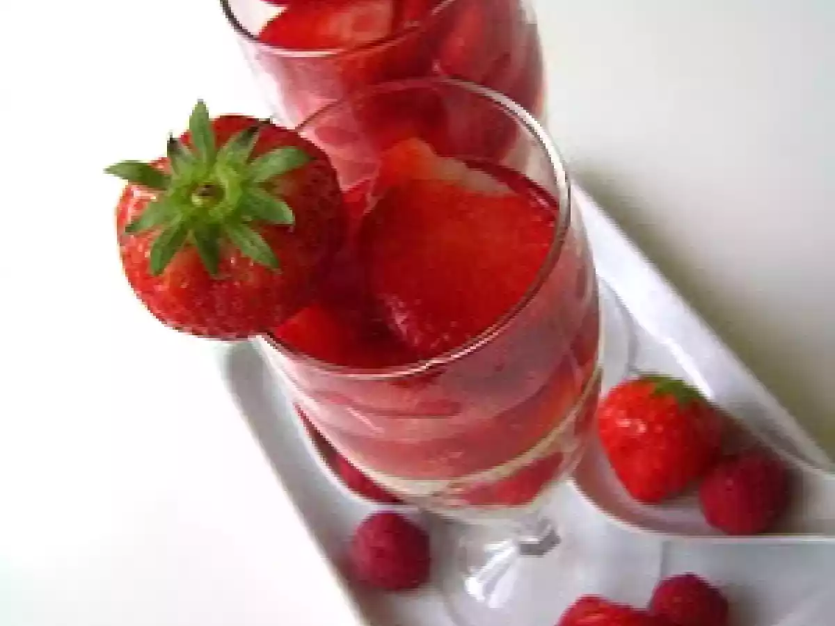 Fraises en salade, citron vert, framboise dans une gelée de Schweppes!! - photo 2