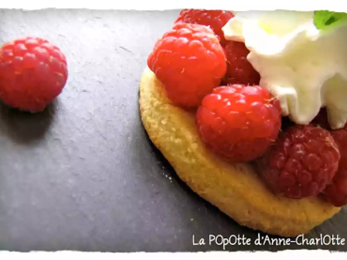 FrambOises et Crème FOuettée sur Sablé CrOquant
