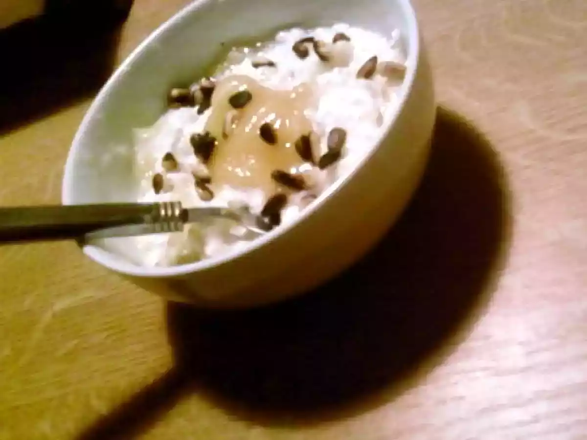 Fromage blanc à la banane, miel et pignons