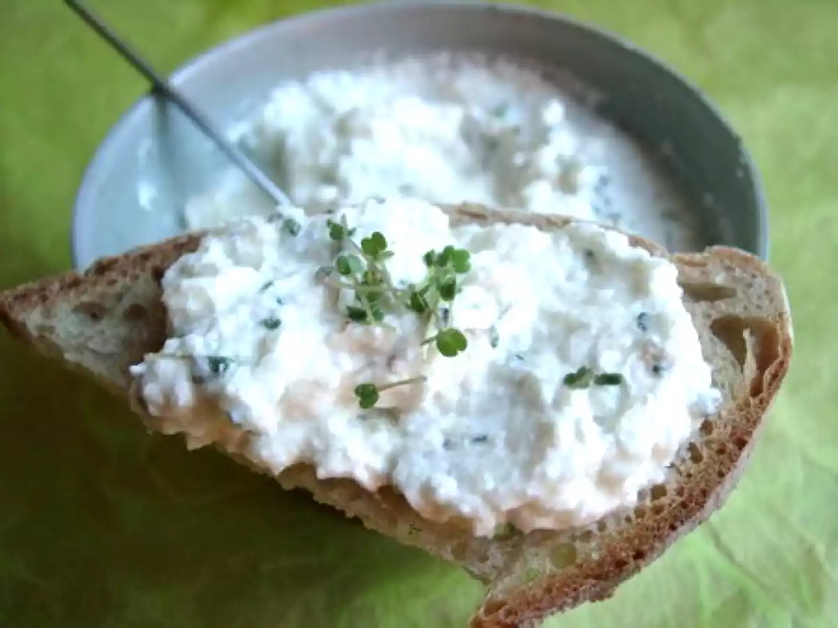 Fromage blanc au radis noir et aux pousses de roquette