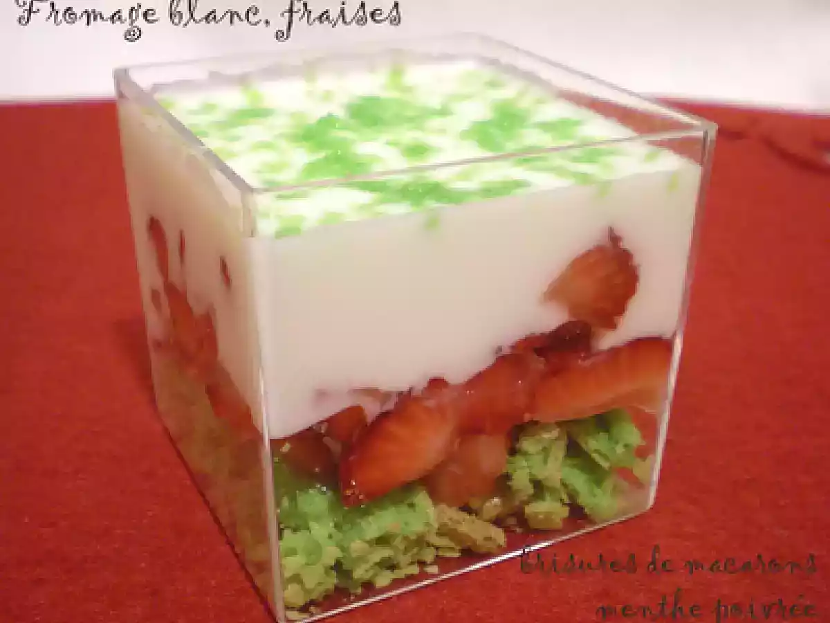 Fromage blanc, fraises aux brisures de Macarons menthe poivrée