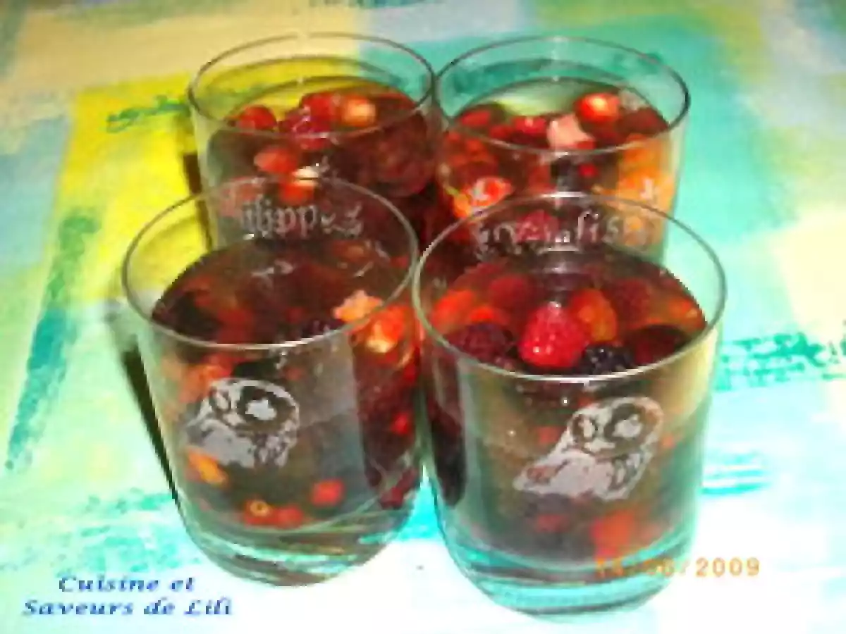 Fruits rouges en gelée parfumée aux épices et à la menthe