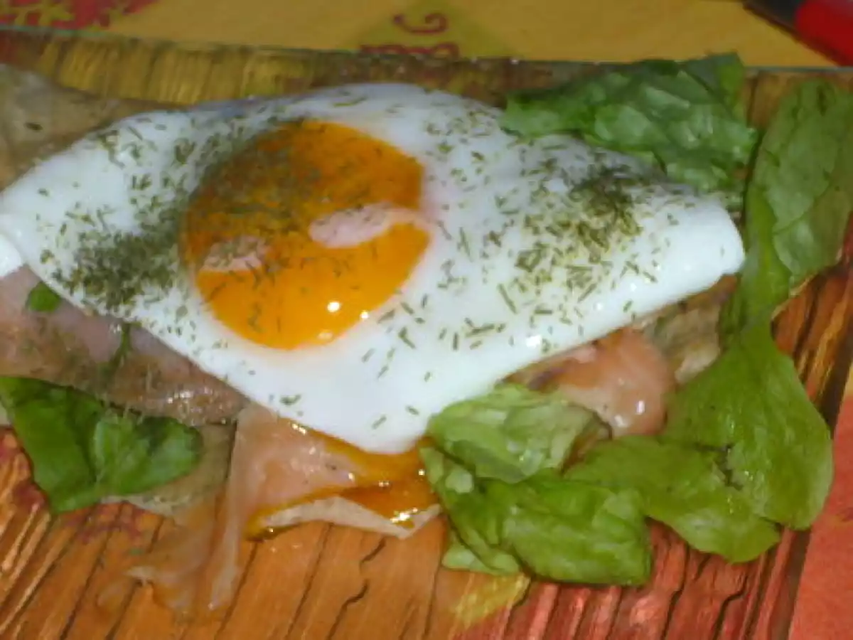Galette de blé noir, saumon fumé et tzatziki