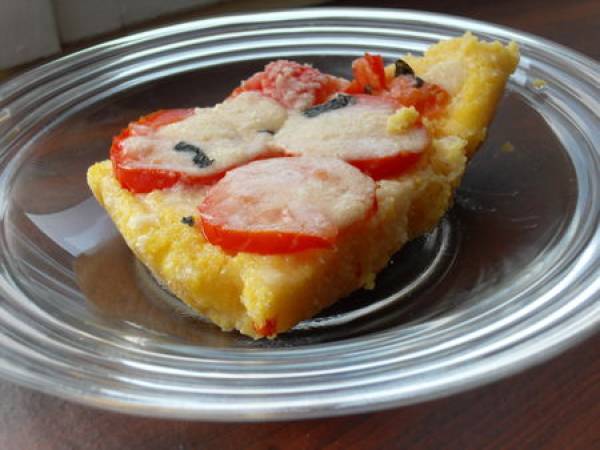 Galette de polenta aux tomates, parmesan et basilic