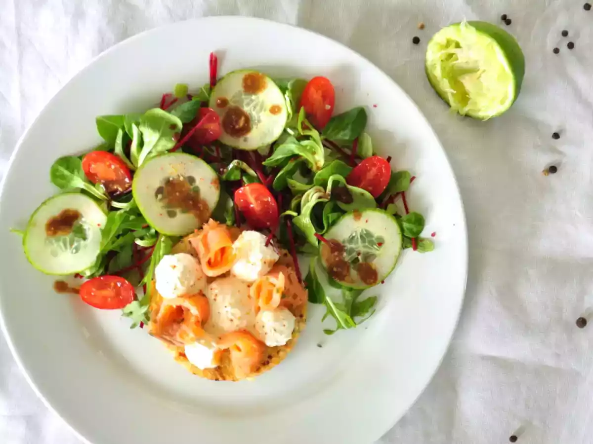 Galette de quinoa – truite fumée & crème fouettée citron vert