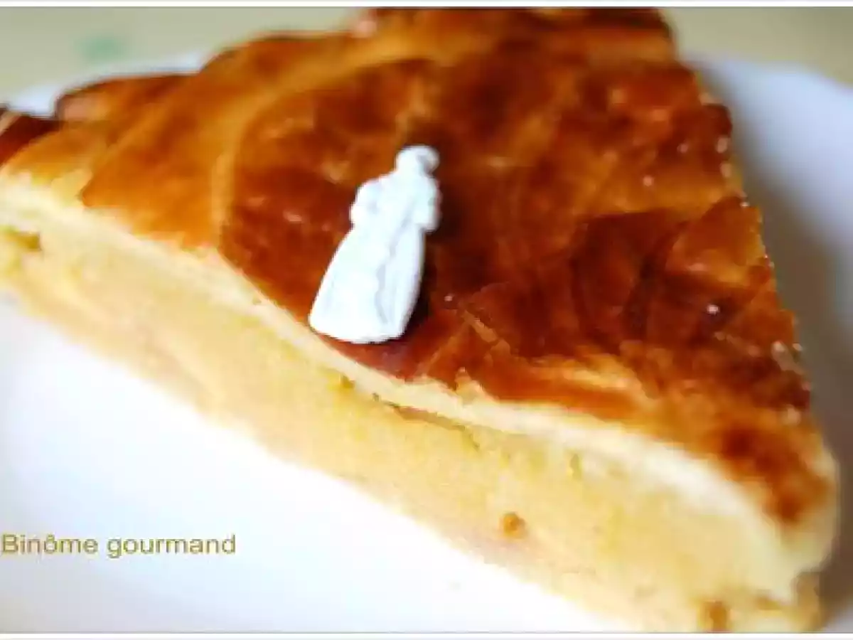 Galette des rois à la crème d'amandes, aux pommes et aux poires