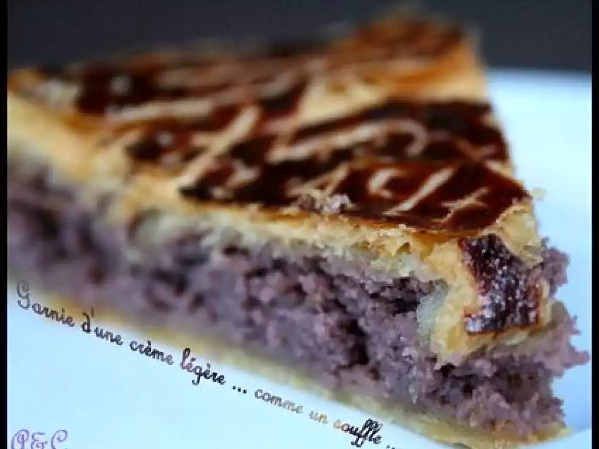 Galette des rois garnie à la crème d'amande, coing et cassis ...