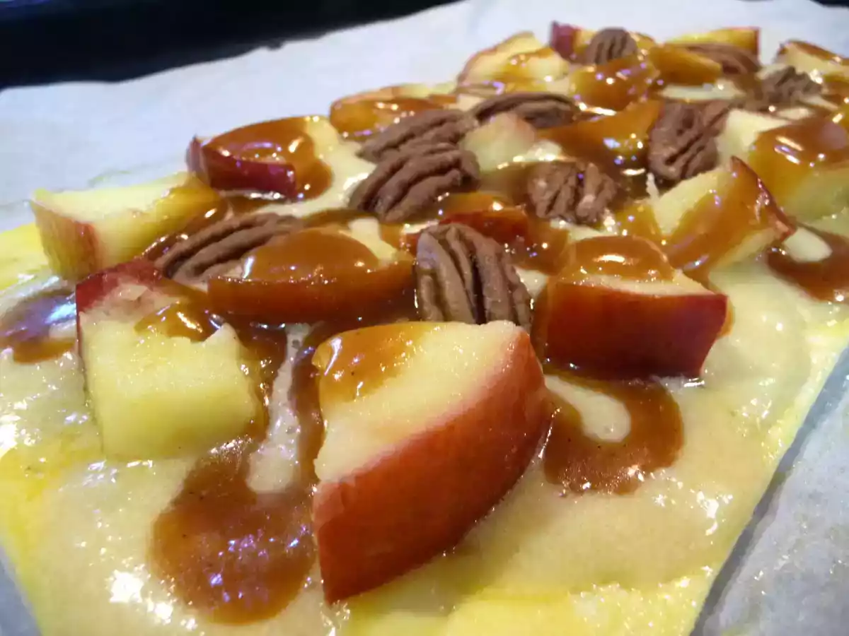 Galette des rois, pommes, caramel au beurre salé & noix de pécan