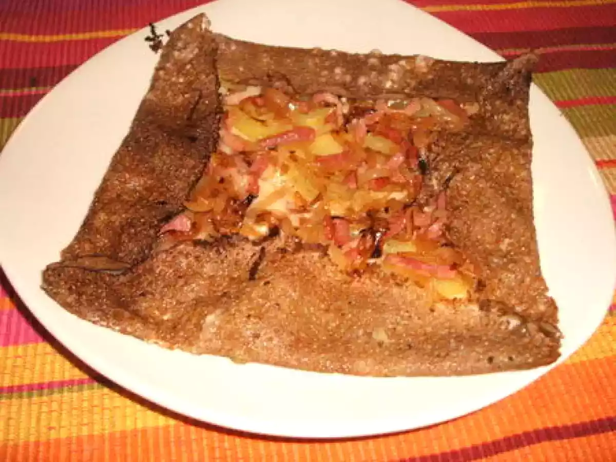 Galette lardons, pommes de terre, fromage, oignons et crème