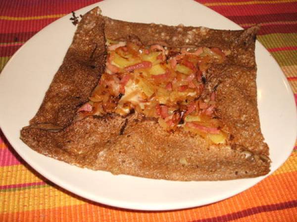 Galette lardons, pommes de terre, fromage, oignons et crème