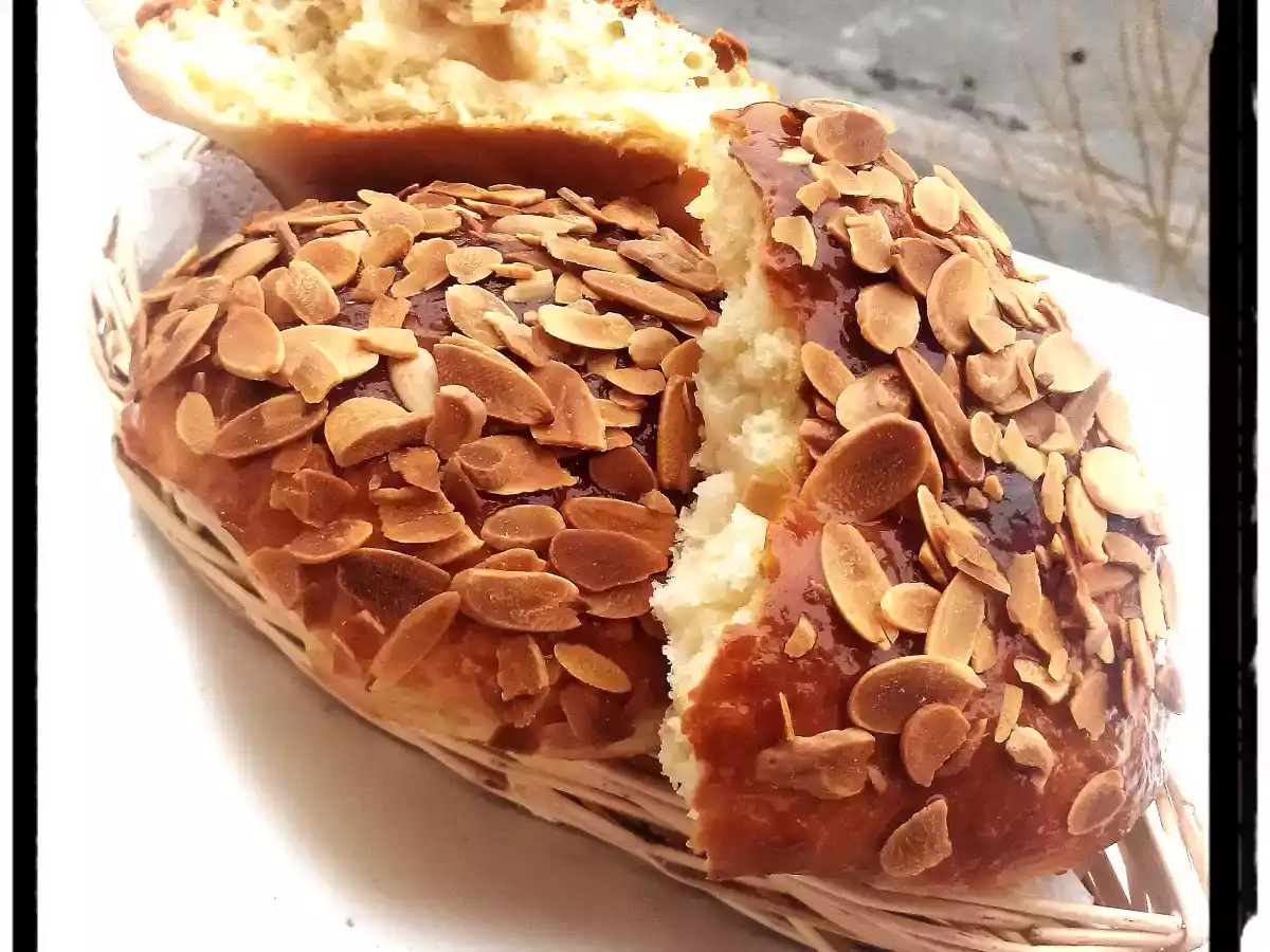 Galettes briochées marzipan nappée de confiture d'abricot et amandes grillées