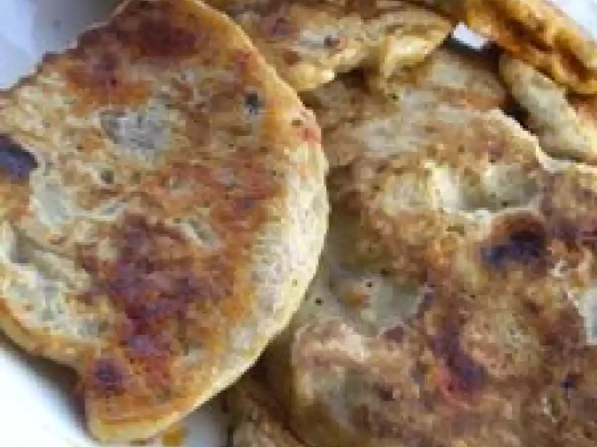 Galettes de pain aux olives noires, chorizo, poivrons et féta