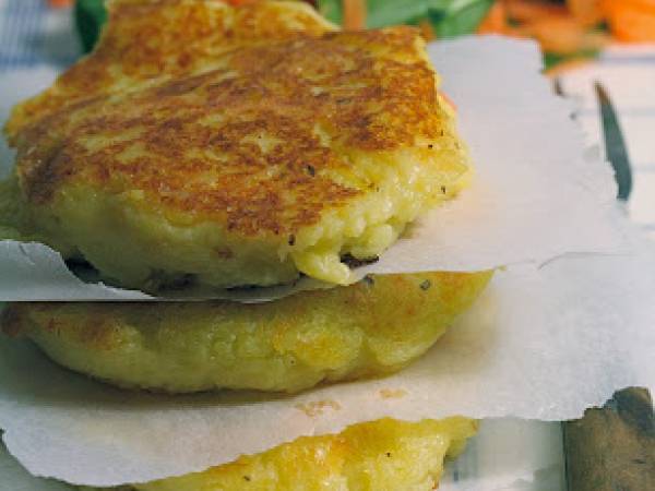 Galettes de pommes de terre et raclette pour un bon petit dîner