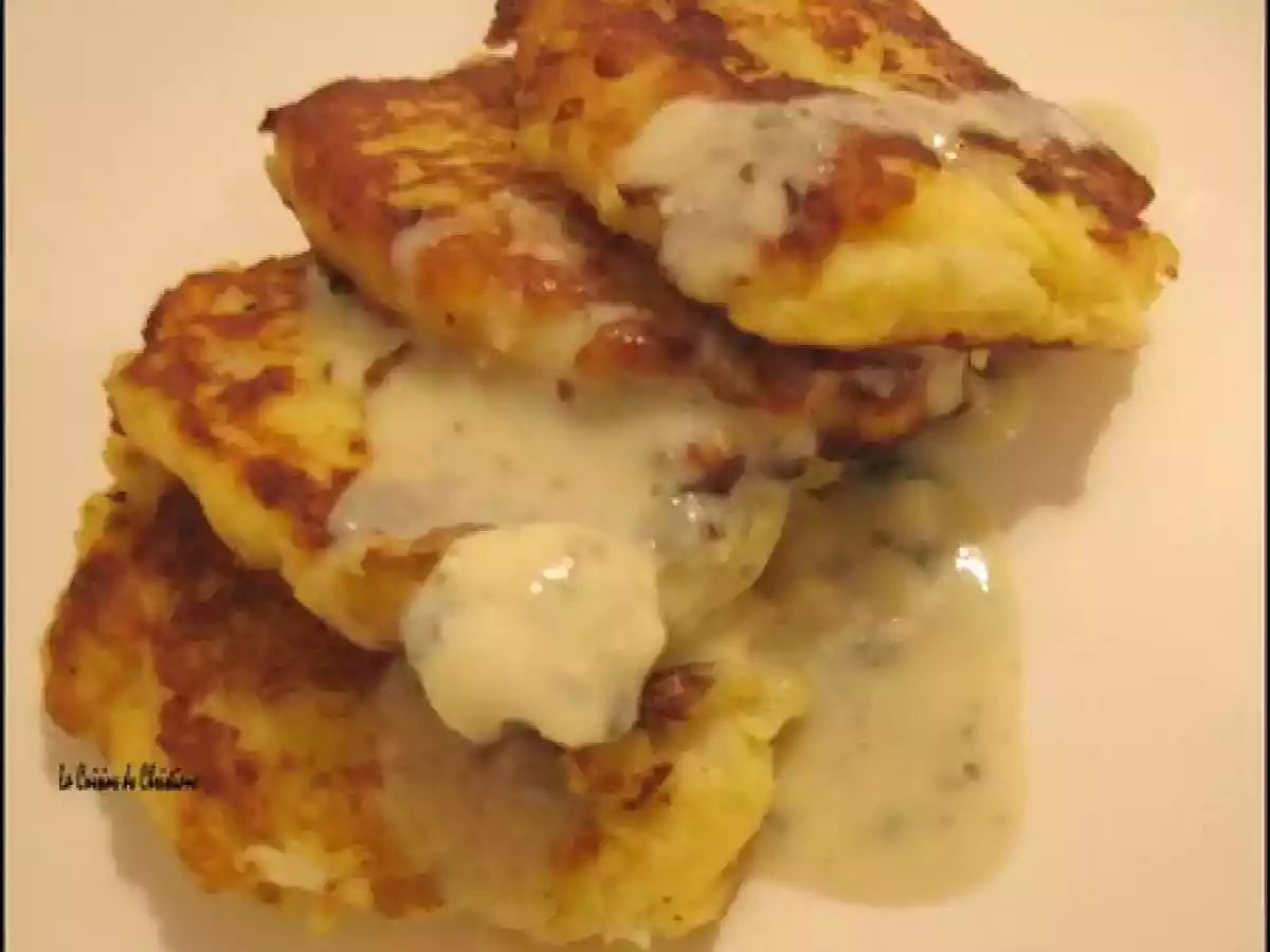 GALETTES MOELLEUSES DE POMMES DE TERRE, SAUCE AU ROQUEFORT