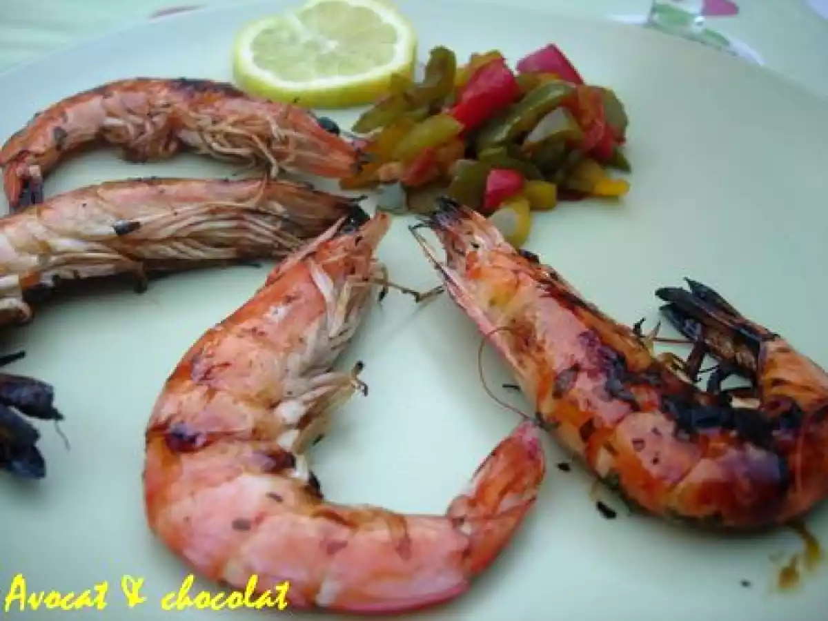 ** GAMBAS grillées enrobées au Miel, Citron, Soja, Estragon & son trio de Poivrons**