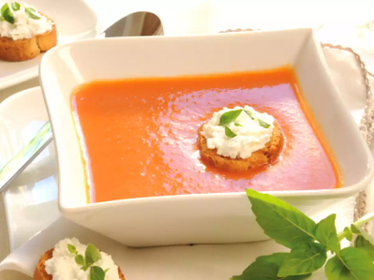 Gaspacho au basilic et croutons au chêvre frais